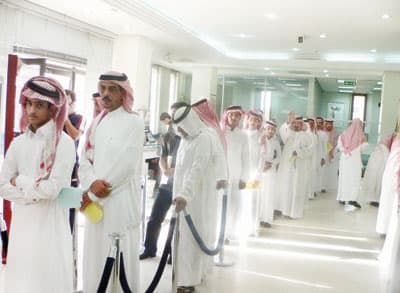 انتقادات قانونية لتجميد البنوك حسابات عملائها دون حكم قضائي