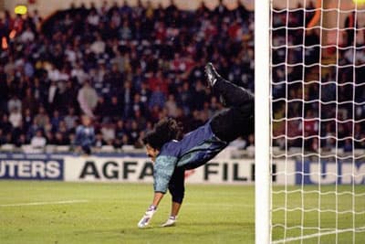 الحارس الكولومبي الشهير "هيجيتا" ينضم للجهاز الفني للنصر