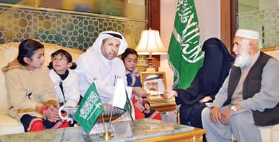 تسليم مساعدة خادم الحرمين الشريفين لعائلة الشهيد فرمان