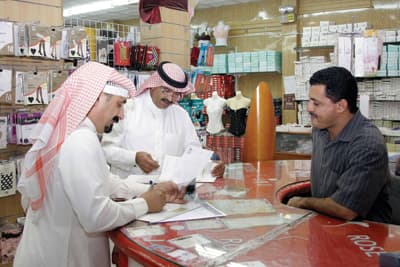 «المستلزمات النسائية».. العاملات: الرواتب متدنية.. و«العمل»: لن تقل عن 3 آلاف