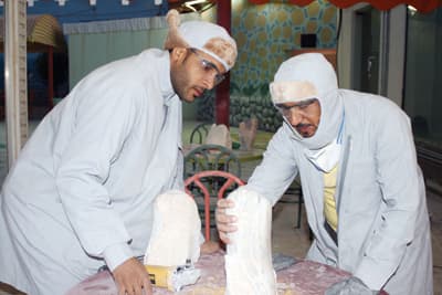 نحات سعودي عالمي ينتقد تعامل الجهات مع مواده الفنية