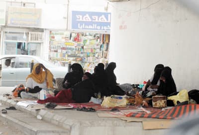 مخالفون يفترشون جسور مكة وكباريها أملا في ترحيلهم بالمجان