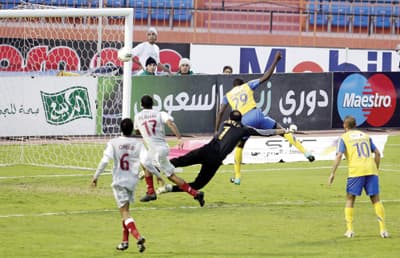 18 صحيفة عالمية.. يد ريان على خطى مارادونا