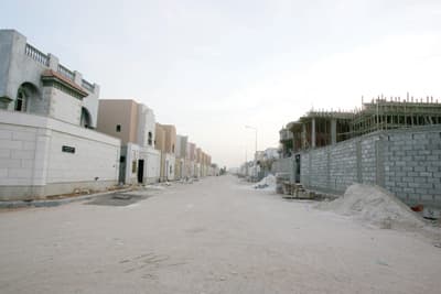 ترقب وكساد يعطلان حركة إنشاء المساكن في الرياض