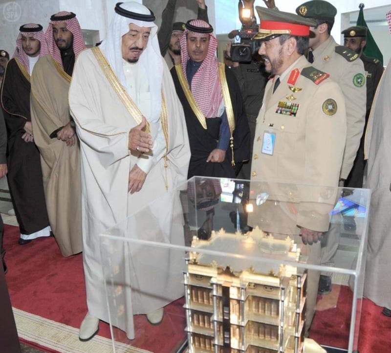 وزير الدفاع يقوم بجولة تفقدية لعدد من القطاعات العسكرية في الطائف