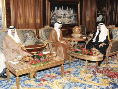 خادم الحرمين يتسلم رسالة من أمير قطر