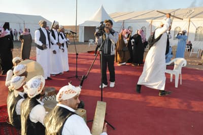 مهرجان الصحراء يجمع فلكلور الوطن .. رقصات على ضفاف النفود