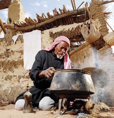 عنيزة تقاسي لسعات البرد من أجل «الغضا»