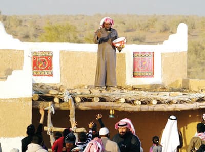 عنيزة تقاسي لسعات البرد من أجل «الغضا»