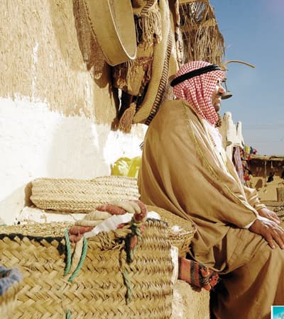 عنيزة تقاسي لسعات البرد من أجل «الغضا»