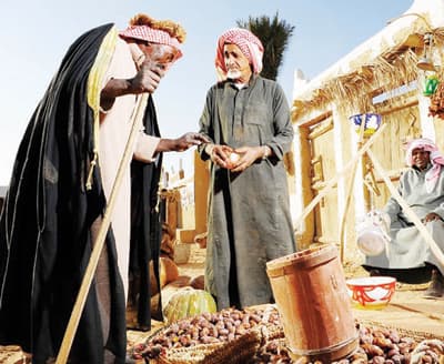 عنيزة تقاسي لسعات البرد من أجل «الغضا»