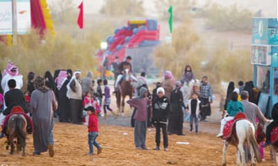 عنيزة تقاسي لسعات البرد من أجل «الغضا»