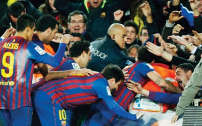 برشلونة يفقد سانشيز وإنييستا .. ومورينيو يفسد المؤتمر