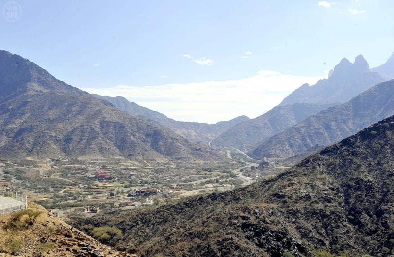محافظة المخواة تستقطب السياح بجمالها واعتدال مناخها