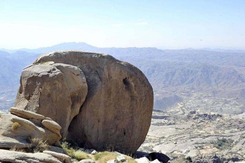 محافظة المخواة تستقطب السياح بجمالها واعتدال مناخها