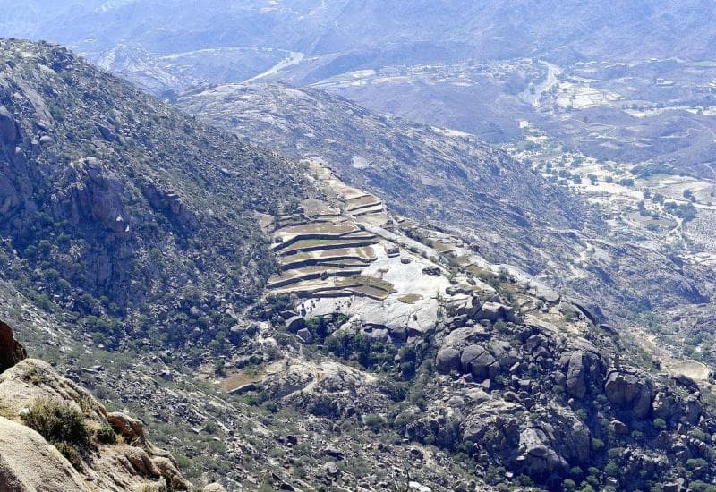 محافظة المخواة تستقطب السياح بجمالها واعتدال مناخها