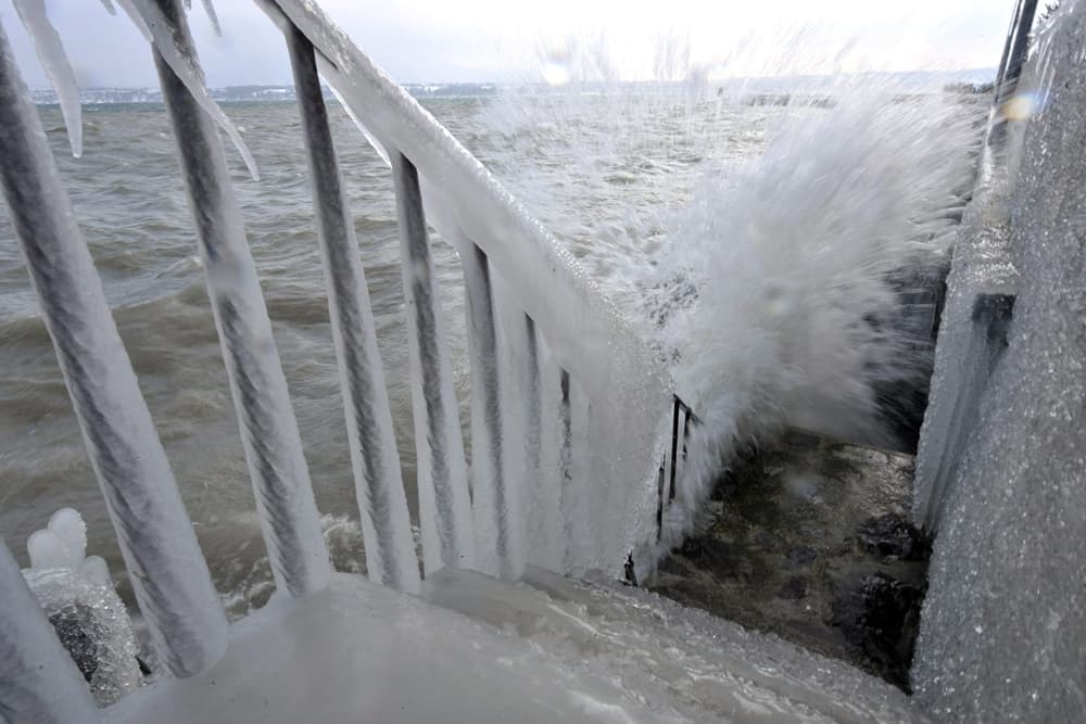 أوروبا تئن تحت وطأة البرد القارس والعواصف الثلجية (فيديو)