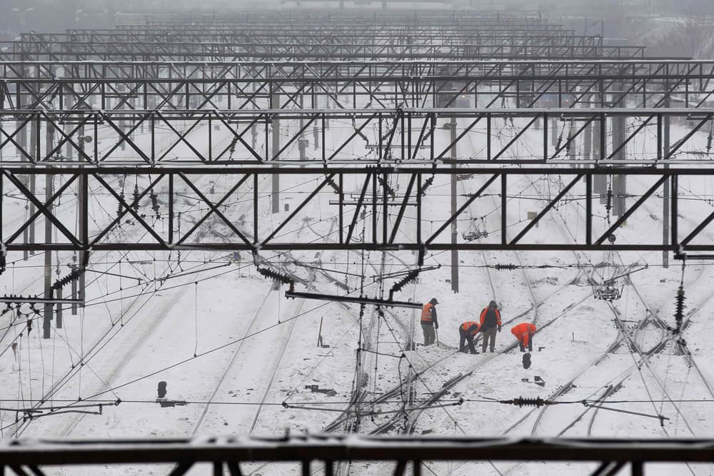 أوروبا تئن تحت وطأة البرد القارس والعواصف الثلجية (فيديو)