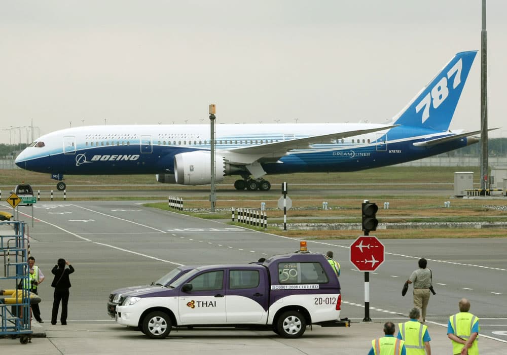 طائرة بوينغ 787 الجديدة تصل إلى سنغافورة حيث تعتزم الشركة الرائدة في مجال الطائرات عرضها خلال معرض سنغافورة 2012 للطيران