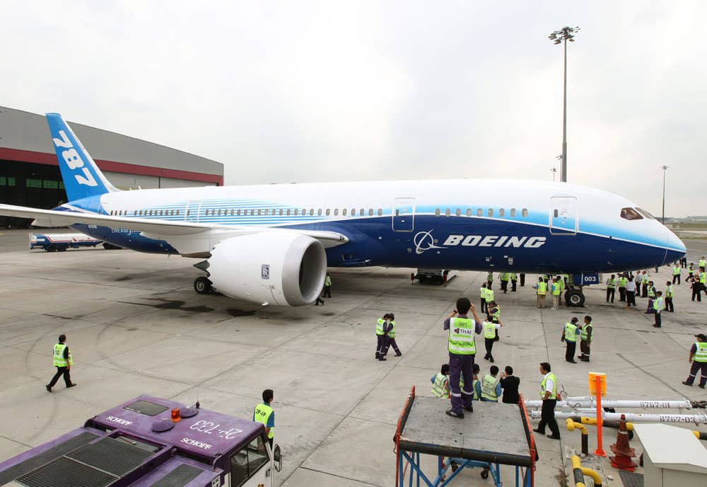 طائرة بوينغ 787 الجديدة تصل إلى سنغافورة حيث تعتزم الشركة الرائدة في مجال الطائرات عرضها خلال معرض سنغافورة 2012 للطيران