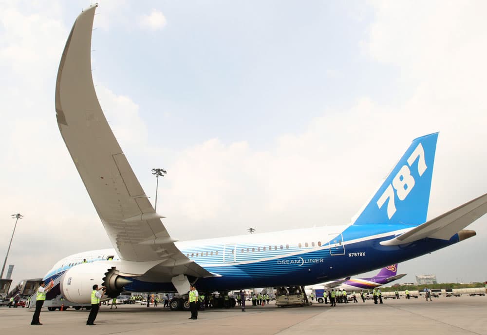 طائرة بوينغ 787 الجديدة تصل إلى سنغافورة حيث تعتزم الشركة الرائدة في مجال الطائرات عرضها خلال معرض سنغافورة 2012 للطيران