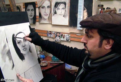 رسامو البورتريه .. إقبال متزايد من قبل الناس على فن البورتريه يقابله إهمال الجهات المعنية بالفنانين