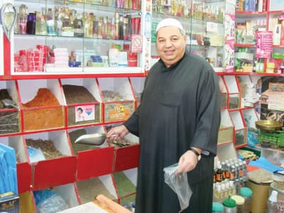 عباس العراقي عاشق البهارات.. مرجع مفضل في خلافات سوق العطارة