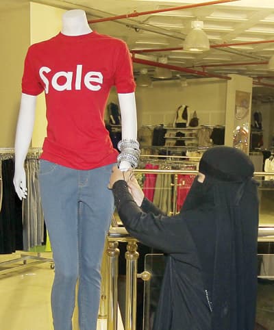تأنيث المحال النسائية يرفع أرباح المستثمرين 10 % ويكشف عن سرقات