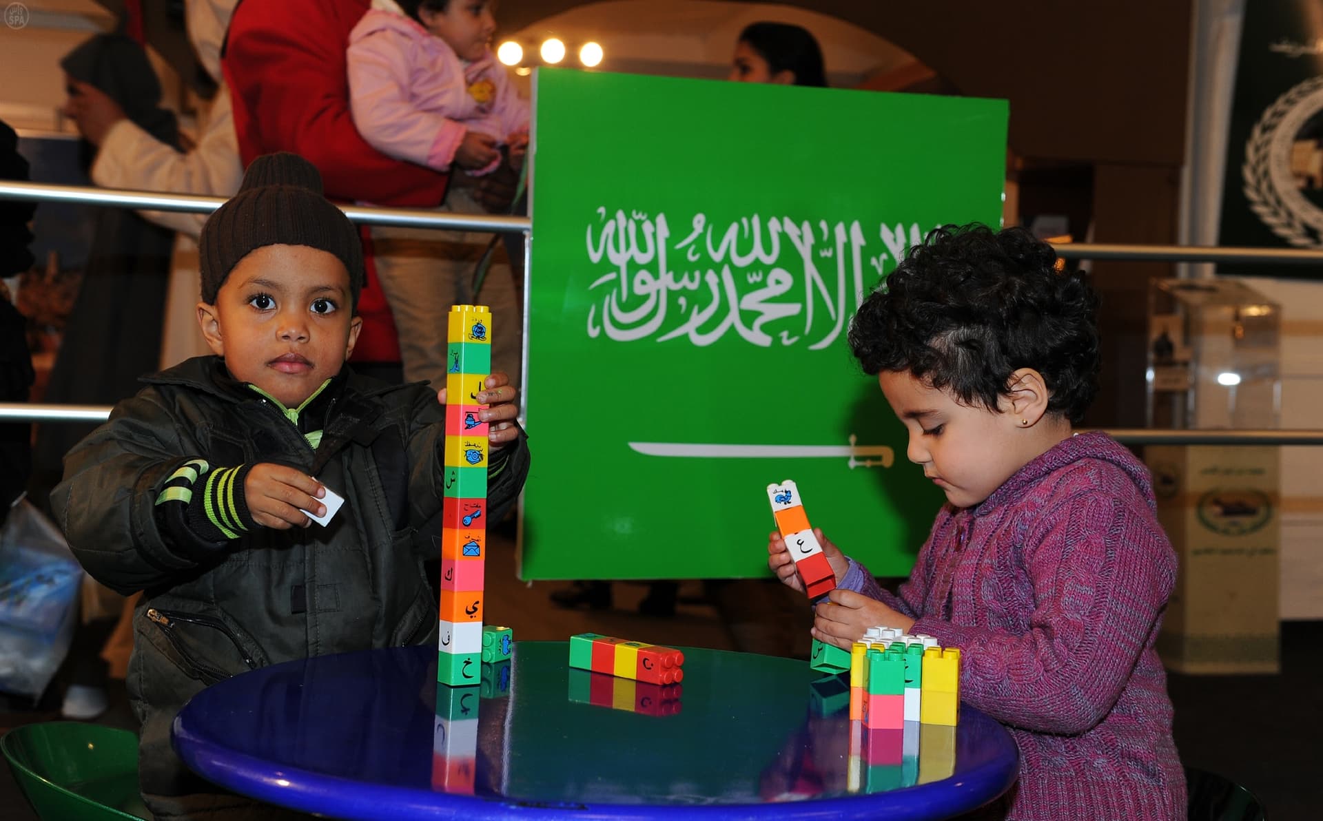 جناح المملكة في مهرجان الدار البيضاء الدولي للكتاب يستقبل آلاف الزوار بالقهوة والتمر والبخور
