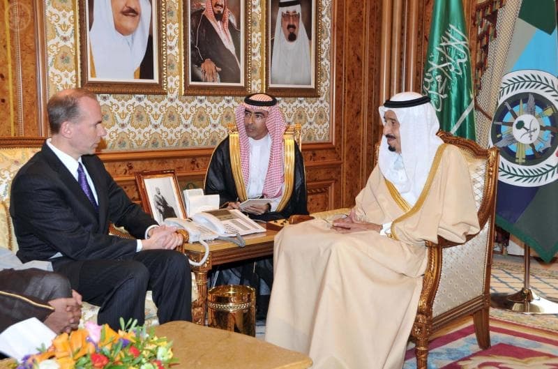 وزير الدفاع يستقبل كبير التنفيذيين في مجموعة بوينج