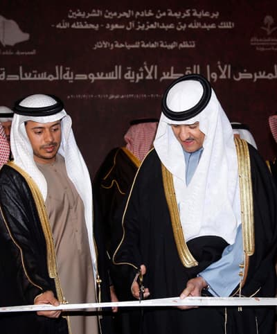 رئيس هيئة السياحة والآثار يقص شريط المعرض الوطني للتحف المستعادة