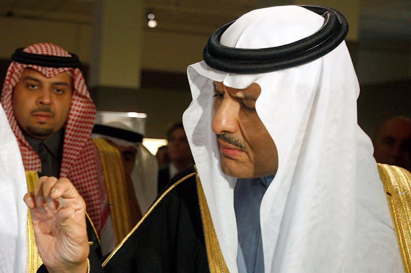 رئيس هيئة السياحة والآثار يقص شريط المعرض الوطني للتحف المستعادة
