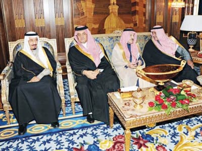 خادم الحرمين يبحث مستجدات الأحداث الإقليمية والدولية مع أمير قطر