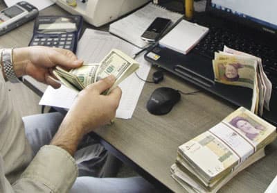 الكارثة تحل بالاقتصاد الإيراني اليوم .. بنوكه خارج الشبكة العالمية