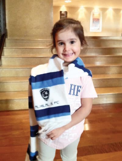 نورة .. طفلة تركض خلف الهلال