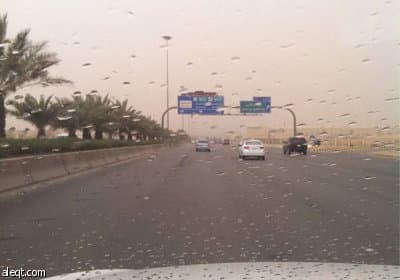 الرياض تستقبل إجازة الربيع بزخات المطر .. (تحديث مستمر)