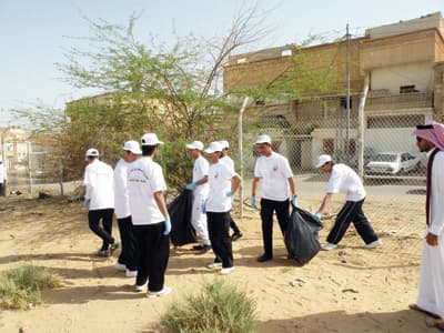 300 طالب يرفعون النفايات عن المواقع الأثرية في تيماء