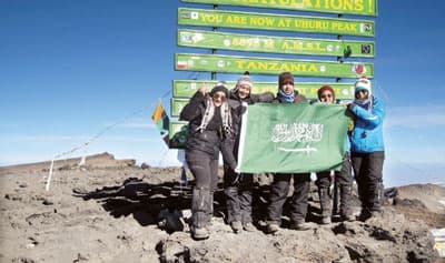 3 شبان و5 فتيات سعوديين يتحدّون السرطان بصعود قمة «كليمنجارو»
