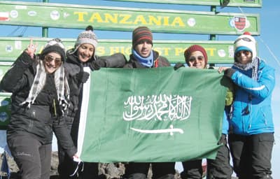 3 شبان و5 فتيات سعوديين يتحدّون السرطان بصعود قمة «كليمنجارو»