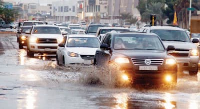 بعد الغبار.. الرياض تبتل بالمطر والبرد
