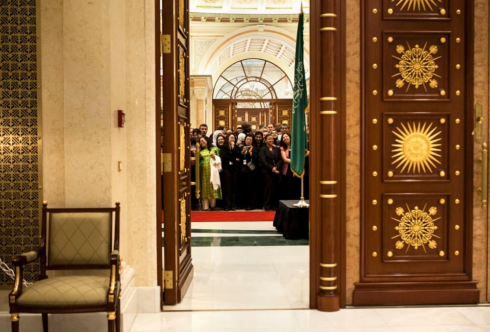 وزيرة الخارجية الامريكية تلتقط صورا مع أطفال موظفي السفارة الأمريكية بالرياض في فندق ريتز كارلتون