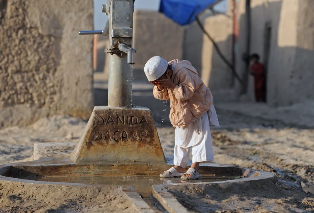 طفل يغسل وجه بالماء في أفغانستان