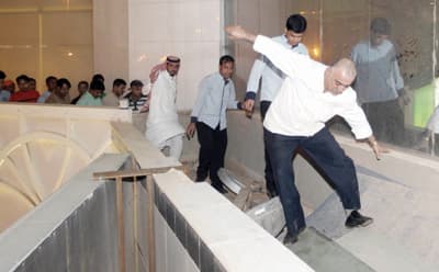 الرياض: إغلاق مطعم «5 نجوم» رفض إلغاء رسوم الخدمة