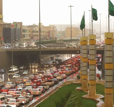 «خريص» الرياض .. معاناة يومية يخففها الجوال