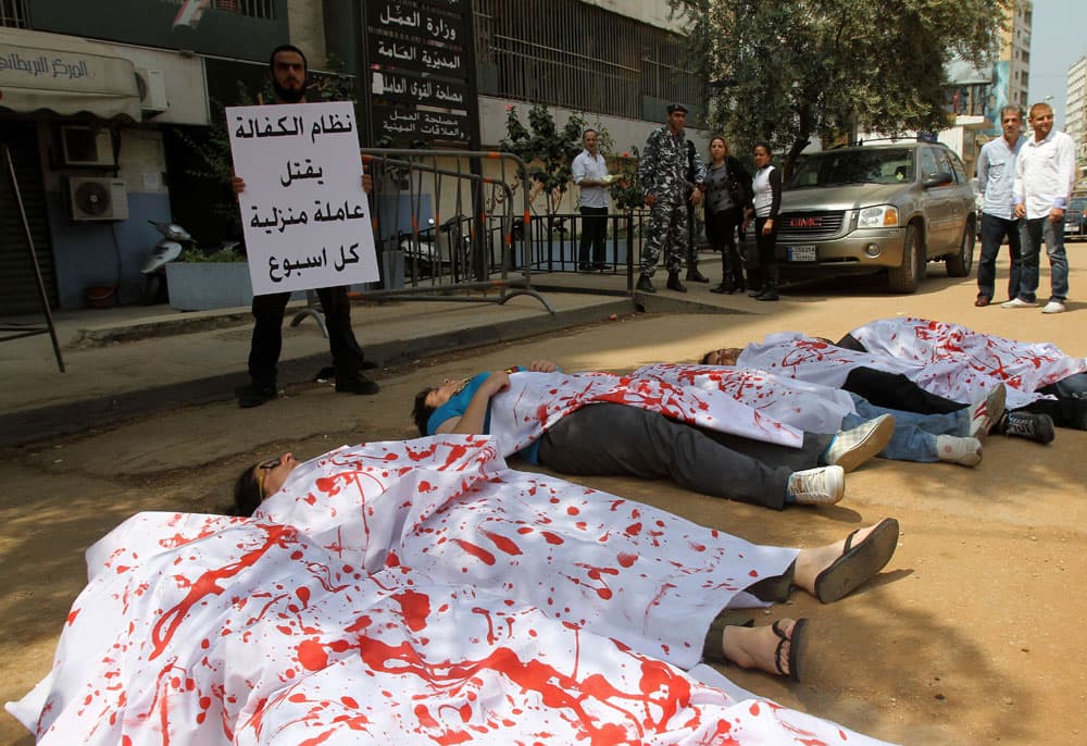 عمّال مصريون يتجمّعون أمام سفارة بلادهم في بيروت رفضاً لنظام الكفيل