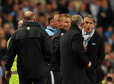 مانشستر سيتي يهزم يونايتد ويضع يدا على لقب الدوري