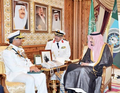 وزير الدفاع يتفقد قيادة القوات الشمالية