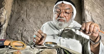 تصليح الذهب.. حرفة صاغها الأحسائيون وشوهتها العمالة والآلة