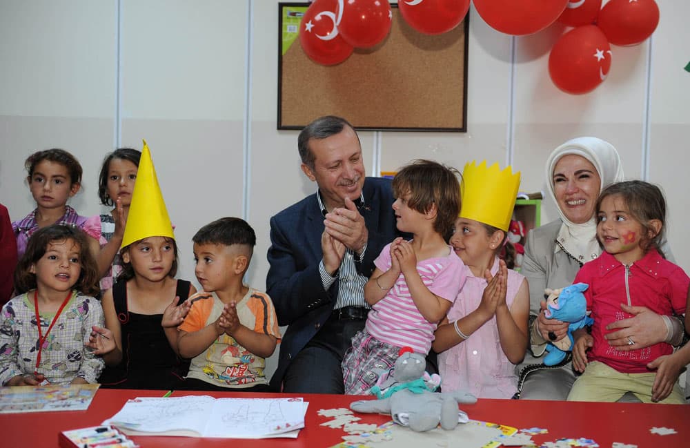 رئيس الوزراء التركي رجب طيب اردوغان وزوجته في مخيم للاجئين السوريين في تركيا