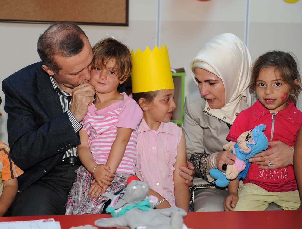 رئيس الوزراء التركي رجب طيب اردوغان وزوجته في مخيم للاجئين السوريين في تركيا